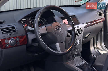 Хэтчбек Opel Astra 2005 в 