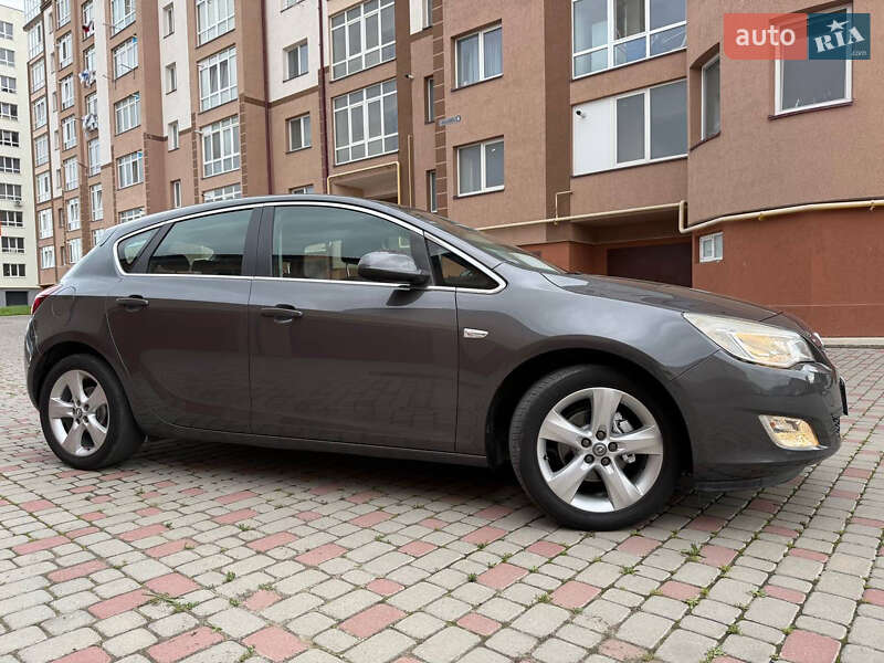Хэтчбек Opel Astra 2010 в Ивано-Франковске