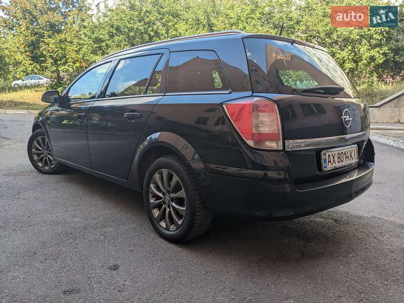 Универсал Opel Astra 2010 в Полтаве