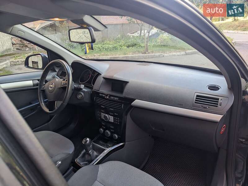 Универсал Opel Astra 2010 в Полтаве