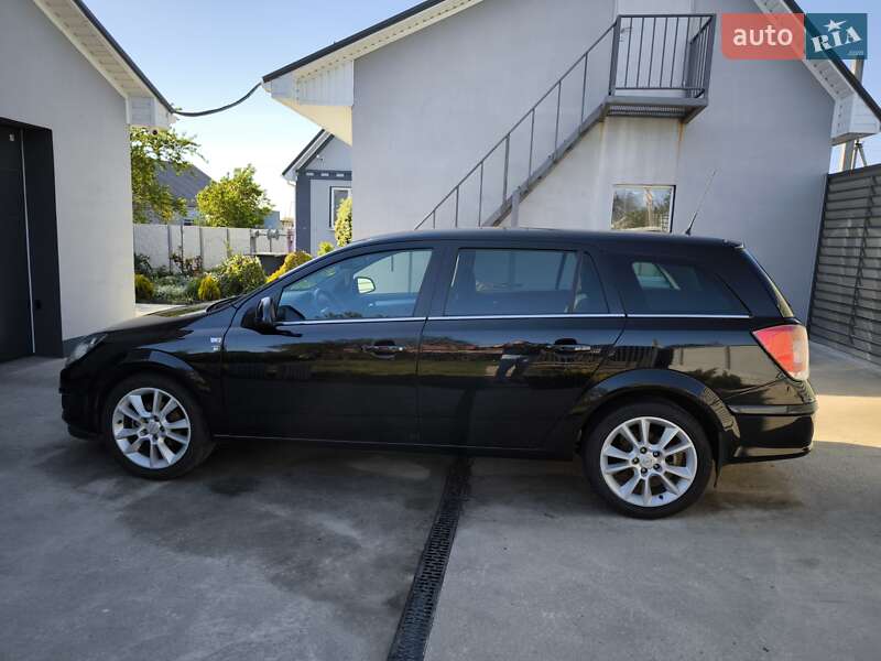 Универсал Opel Astra 2010 в Днепре