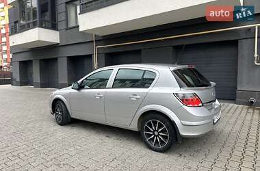Хэтчбек Opel Astra 2012 в 