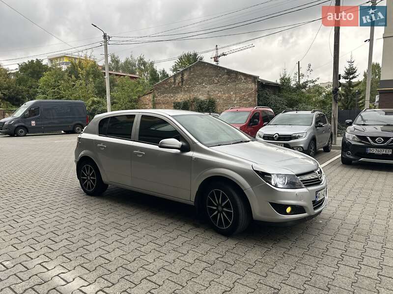 Хэтчбек Opel Astra 2012 в Тернополе