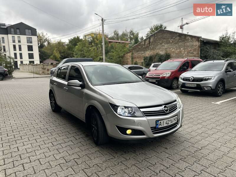 Хэтчбек Opel Astra 2012 в Тернополе