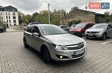 Хэтчбек Opel Astra 2012 в 