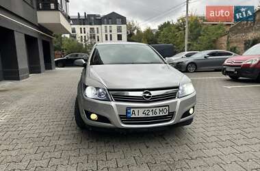 Хэтчбек Opel Astra 2012 в 