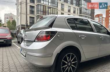 Хэтчбек Opel Astra 2012 в 