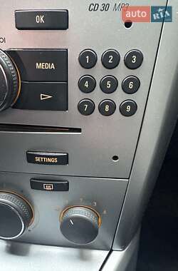 Хэтчбек Opel Astra 2012 в 
