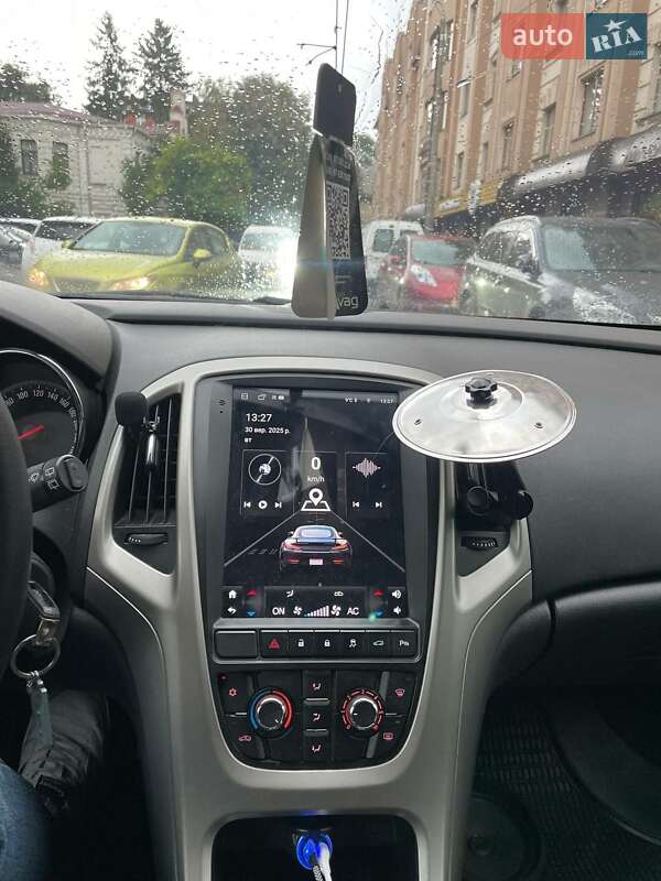 Универсал Opel Astra 2011 в Ровно