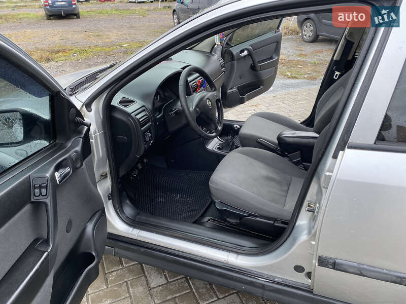 Седан Opel Astra 2005 в Ровно