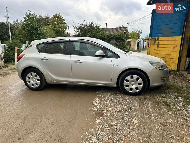 Хэтчбек Opel Astra 2010 в Черновцах