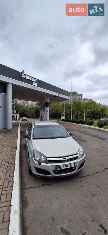 Хэтчбек Opel Astra 2006 в 