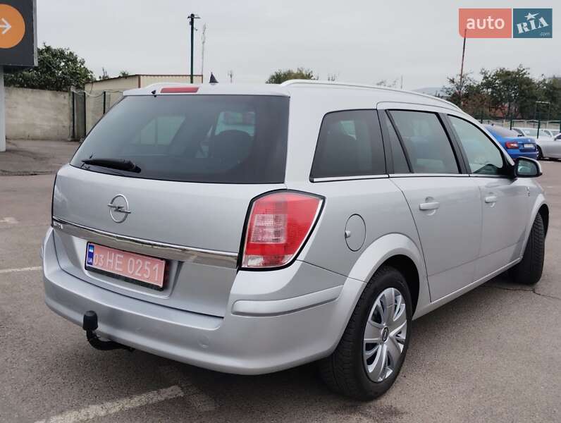 Универсал Opel Astra 2010 в Полтаве