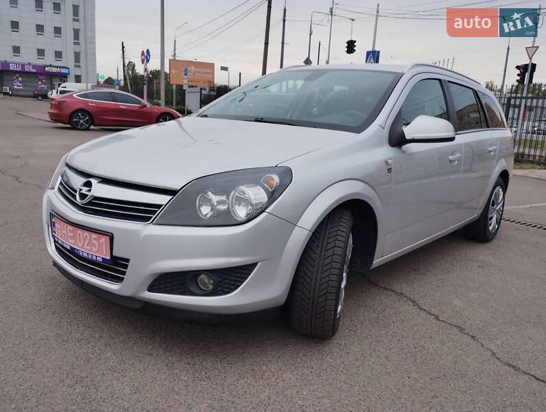 Универсал Opel Astra 2010 в Полтаве