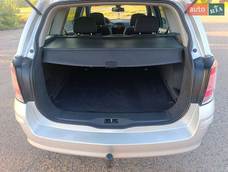 Универсал Opel Astra 2010 в Полтаве