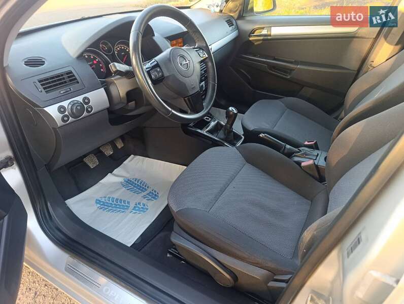 Универсал Opel Astra 2010 в Полтаве