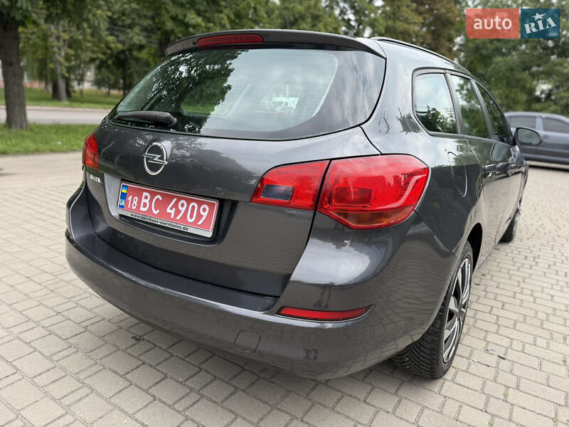 Универсал Opel Astra 2011 в Ровно