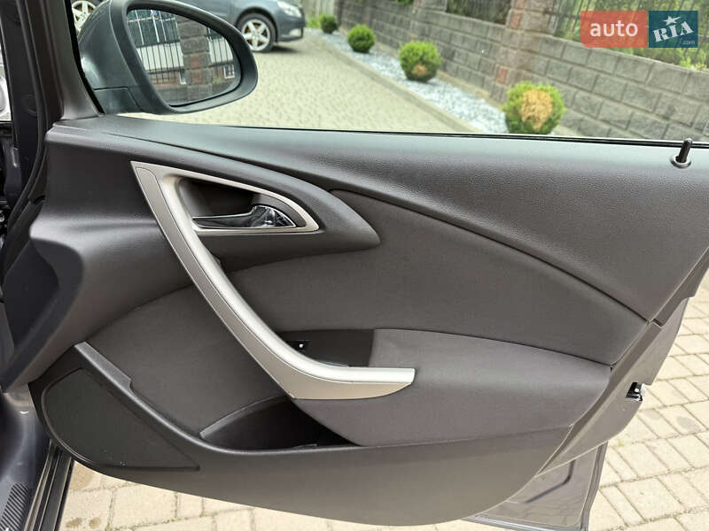 Универсал Opel Astra 2011 в Ровно