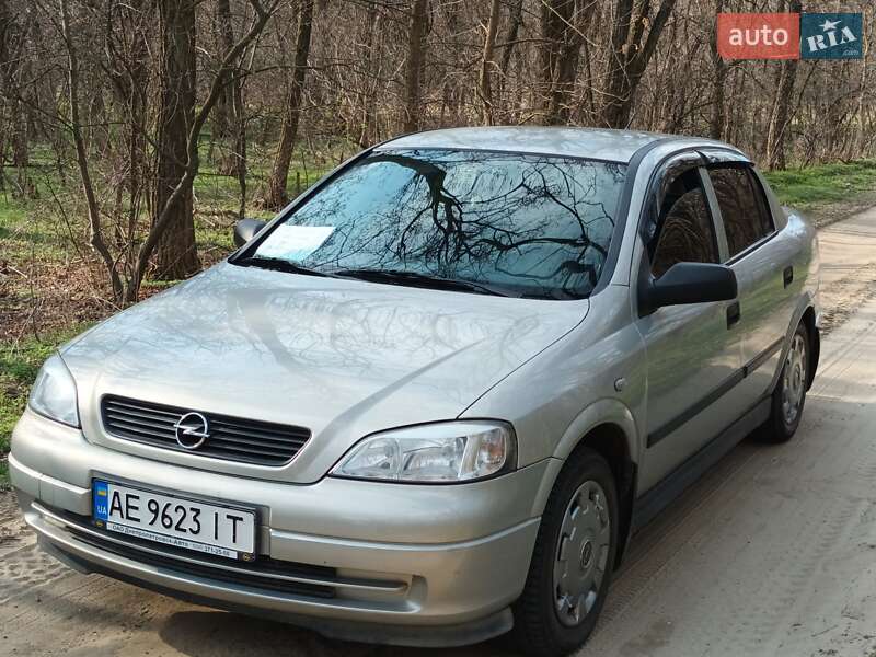 Седан Opel Astra 2006 в Днепре