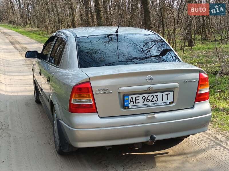 Седан Opel Astra 2006 в Днепре