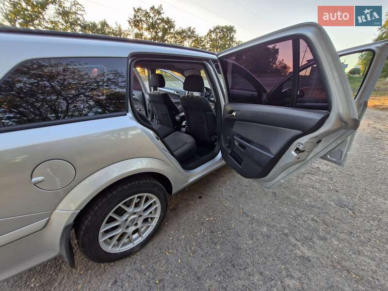 Универсал Opel Astra 2006 в Смеле