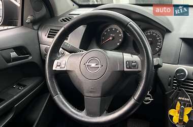 Хэтчбек Opel Astra 2005 в 