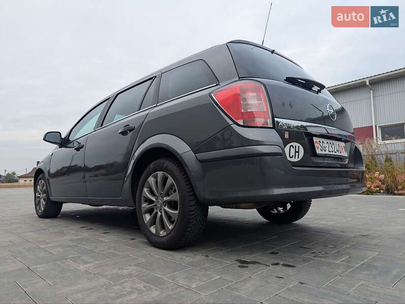 Универсал Opel Astra 2011 в Луцке