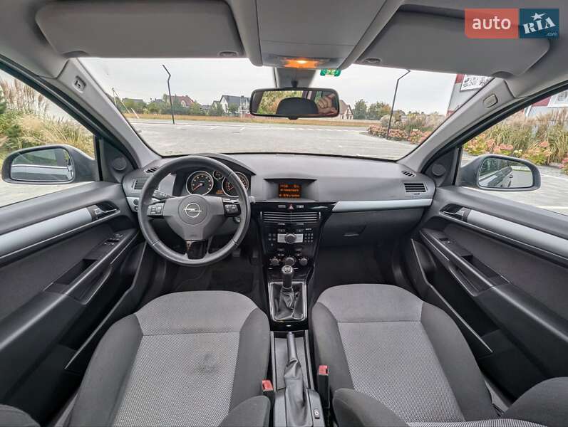 Универсал Opel Astra 2011 в Луцке