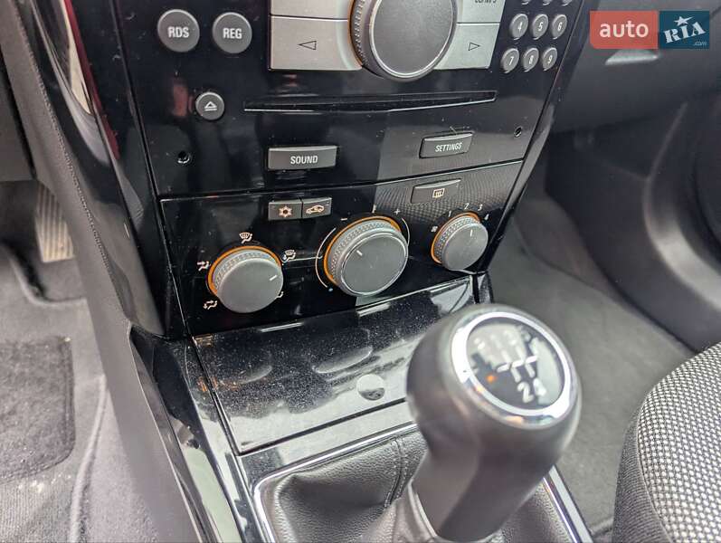 Универсал Opel Astra 2011 в Луцке