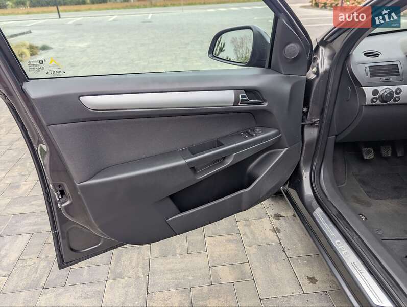 Универсал Opel Astra 2011 в Луцке