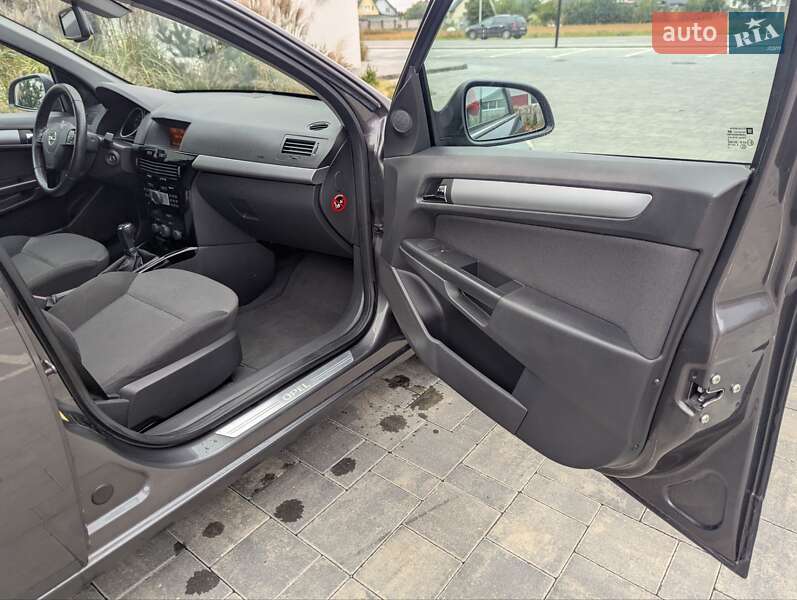 Универсал Opel Astra 2011 в Луцке