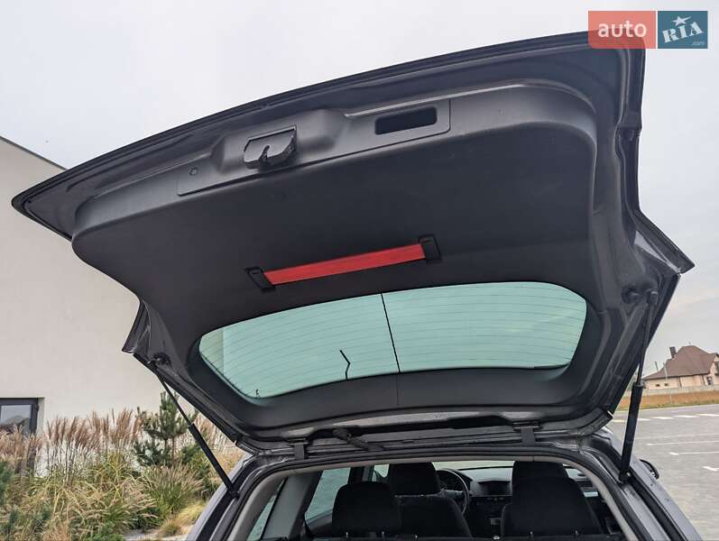 Универсал Opel Astra 2011 в Луцке