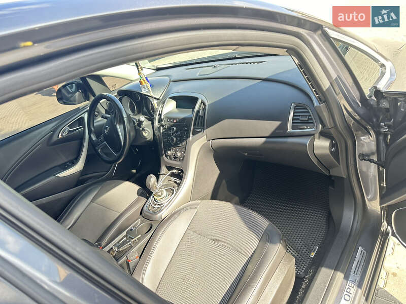 Универсал Opel Astra 2011 в Черновцах