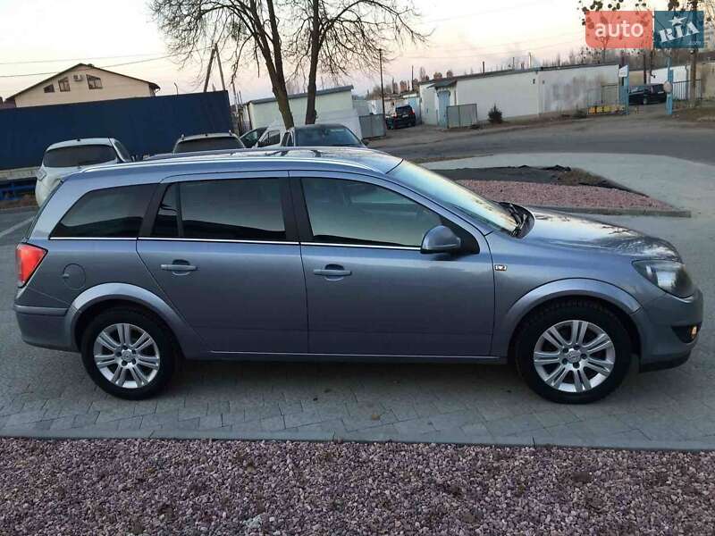 Универсал Opel Astra 2010 в Ровно