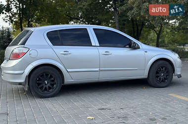 Хэтчбек Opel Astra 2005 в 