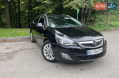 Універсал Opel Astra 2011 в Львові