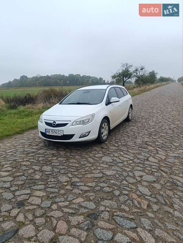 Opel Astra 2011 Opel Astra 2011