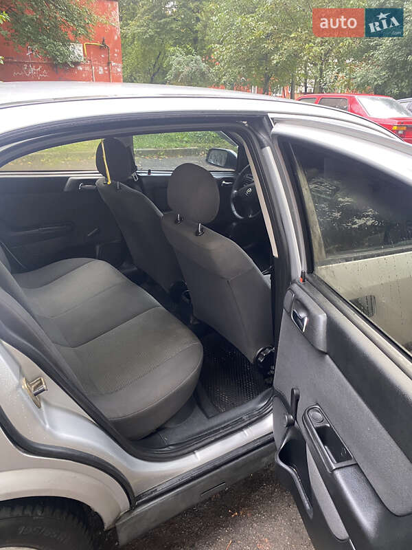 Седан Opel Astra 2005 в Ровно