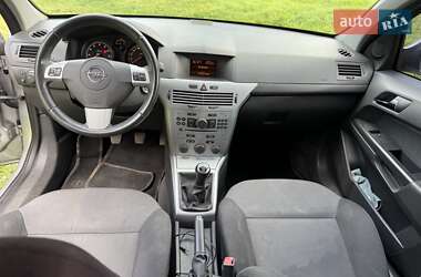 Хэтчбек Opel Astra 2011 в 