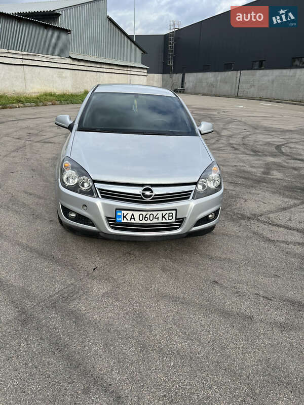 Хэтчбек Opel Astra 2013 в 