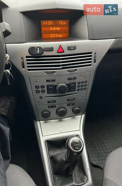 Хэтчбек Opel Astra 2013 в 