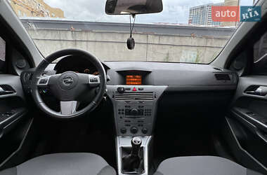 Хэтчбек Opel Astra 2013 в 