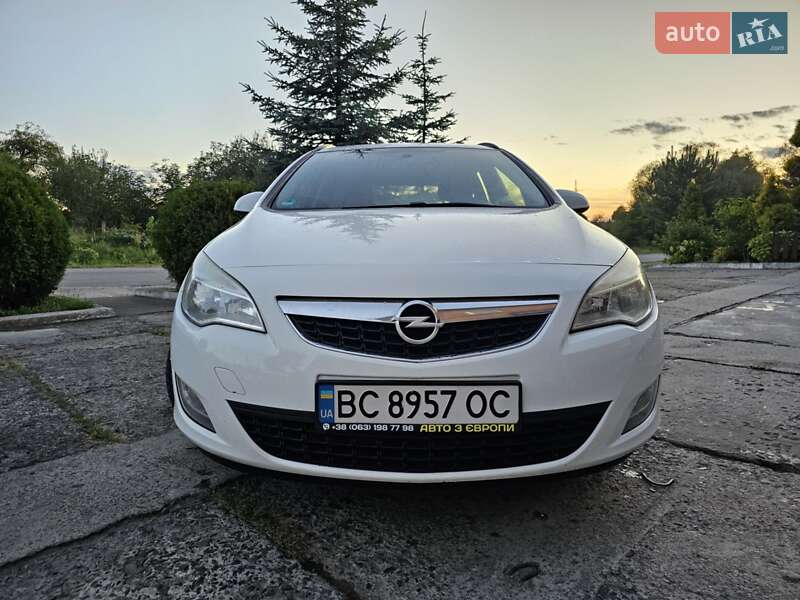 Универсал Opel Astra 2012 в Новом Роздоле