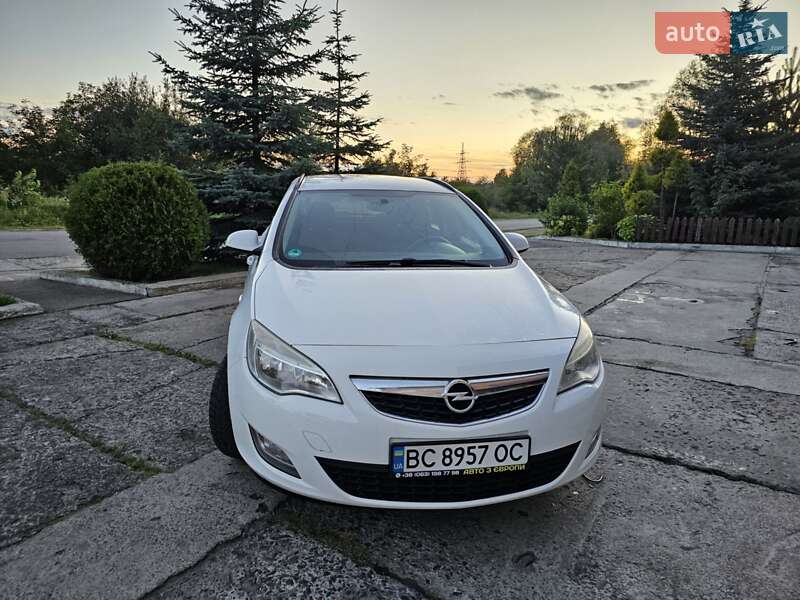Универсал Opel Astra 2012 в Новом Роздоле