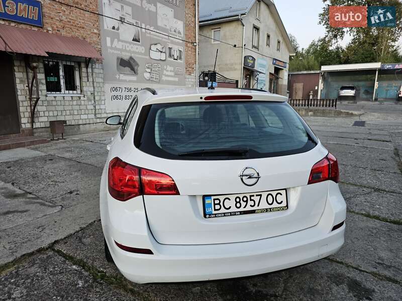 Универсал Opel Astra 2012 в Новом Роздоле