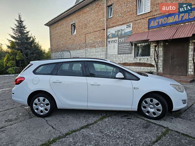 Универсал Opel Astra 2012 в Новом Роздоле