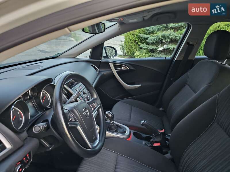 Универсал Opel Astra 2012 в Новом Роздоле