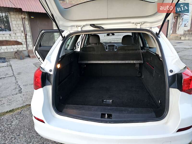 Универсал Opel Astra 2012 в Новом Роздоле