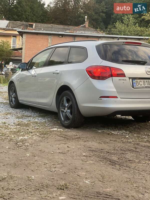 Универсал Opel Astra 2013 в Львове