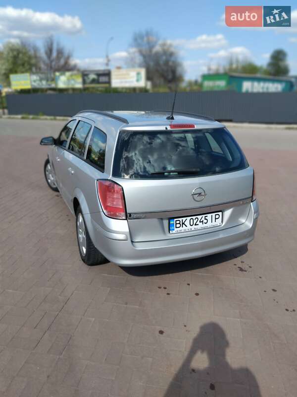 Универсал Opel Astra 2006 в Ровно